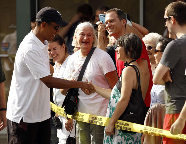 Obama enjoys shave ice in Hawaii