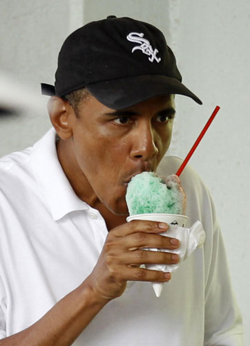 Obama enjoys shave ice in Hawaii