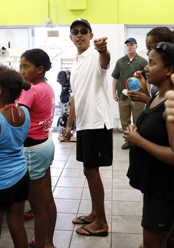 Obama enjoys shave ice in Hawaii