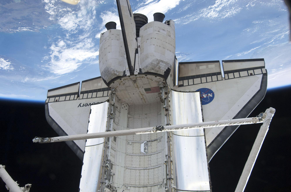 Shuttle Discovery heads toward its final landing