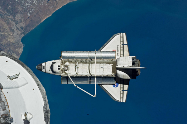 Shuttle Discovery heads toward its final landing