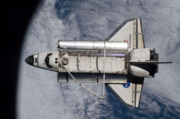 Shuttle Discovery heads toward its final landing