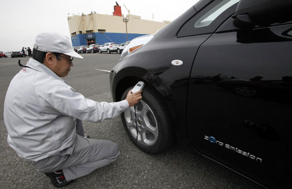 Nissan Leaf all-electric car debuts