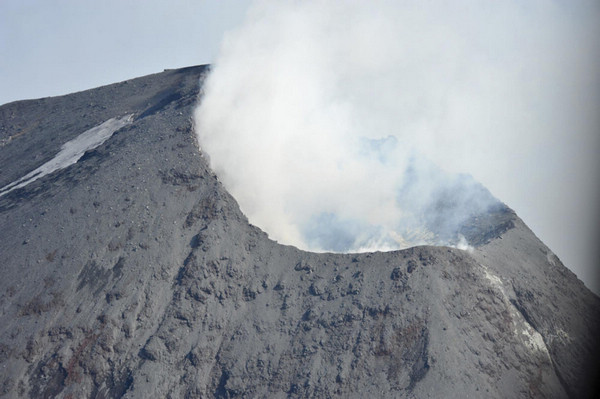 Cleveland Volcano in low-level eruption