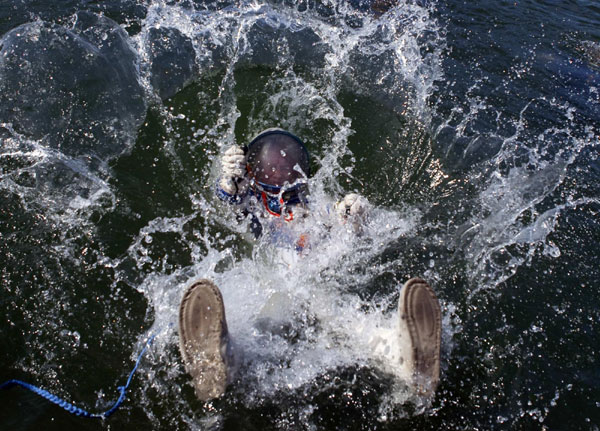 Astronauts practice water landing 