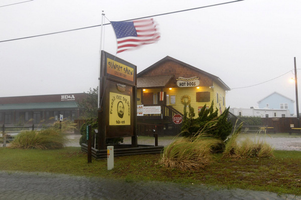 Hurricane Irene rages ashore in N Carolina