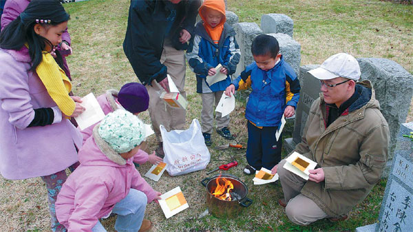 Qingming tradition continues in US