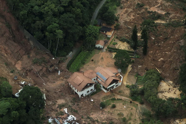 Brazil flood deaths rise to 400; rescuers struggle