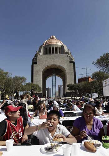 3,000 get free food in Mexico City