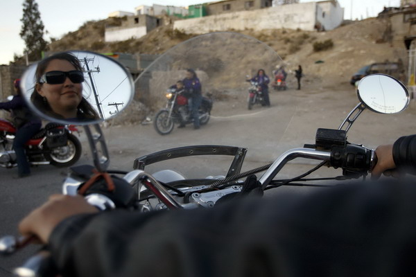 Mexican female riders brave violence to give aid