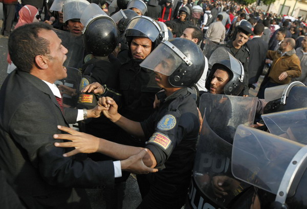 Egyptians clash with riot police