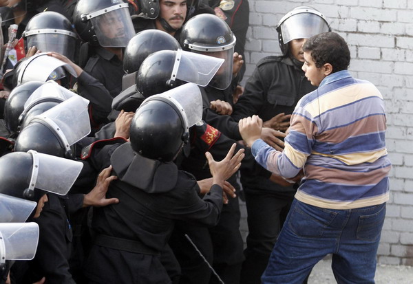 Egyptians clash with riot police