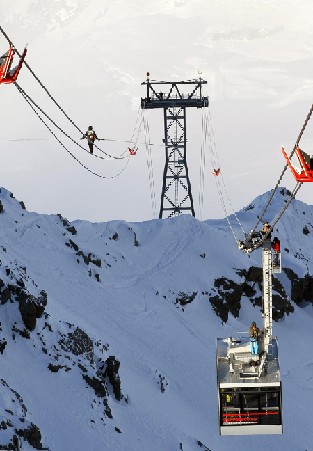 Daring Swiss acrobat challenges mountain walk