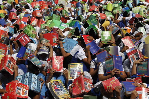 Students practise earthquake drill in Manila