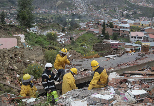 Hill collapse in Bolivian capital ruins 400 homes