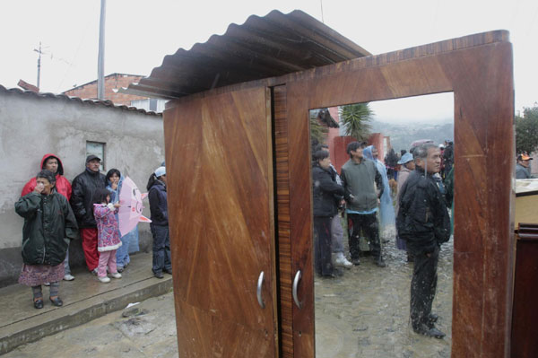 Hill collapse in Bolivian capital ruins 400 homes