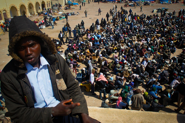 Thousands of refugees gather near border of Libya, Egypt