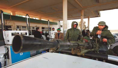 Libyan rebels close on Gadhafi stronghold