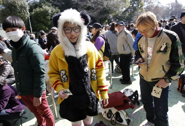 Pandas make first public show in Tokyo