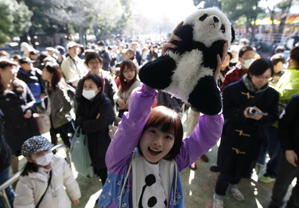 Pandas make first public show in Tokyo