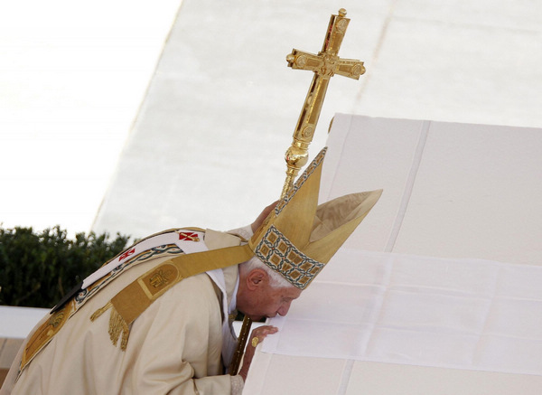 Pope beatifies John Paul before 1m faithful