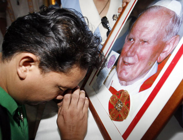 Pope beatifies John Paul before 1m faithful