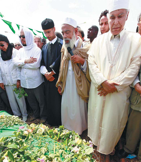 Libyans bury Gadhafi's son amid cries for revenge