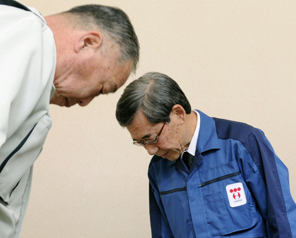 TEPCO president bows to evacuees