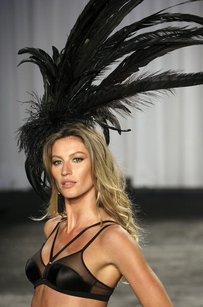 Gisele Bundchen in lingerie show