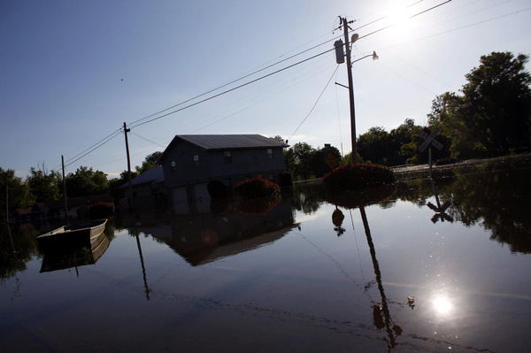 Flood hinders shipping on the Mississippi River