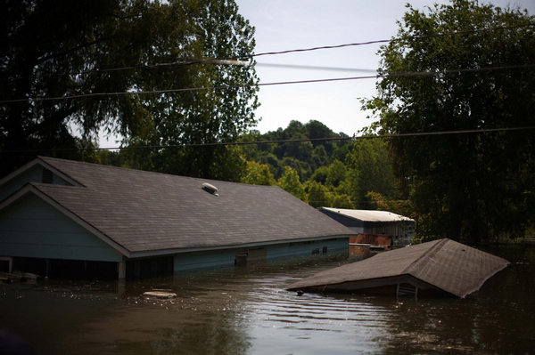 Flood hinders shipping on the Mississippi River