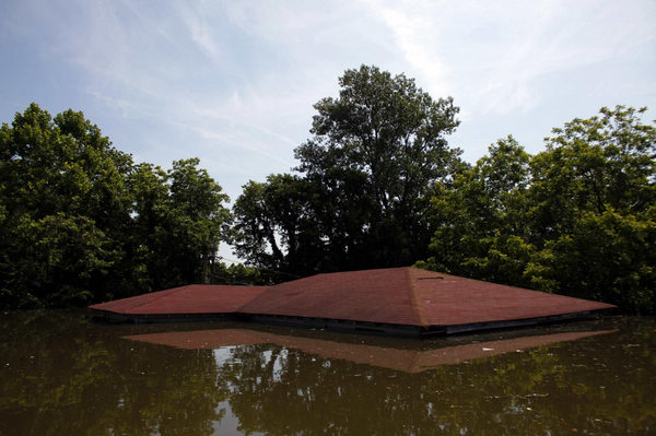 Flood hinders shipping on the Mississippi River