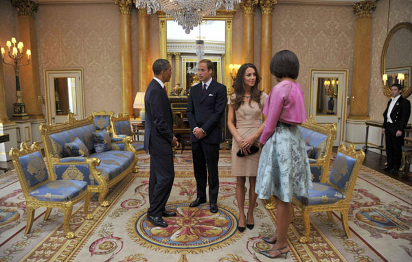 Obamas welcomed at Buckingham Palace