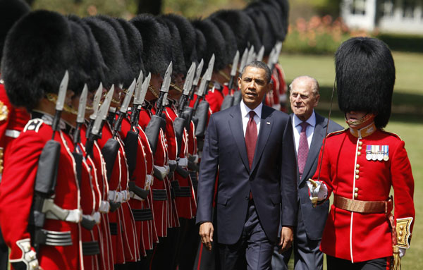 Obamas welcomed at Buckingham Palace