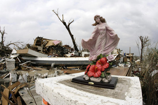 Tornado death toll rises to 122 in US