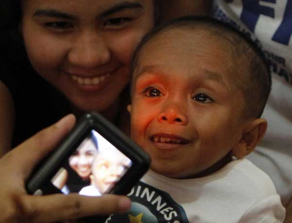 Guinness names Filipino as world's shortest man