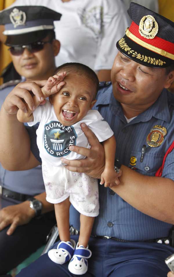 Guinness names Filipino as world's shortest man