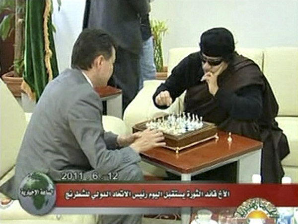 Gadhafi plays chess with int'l chess federation president