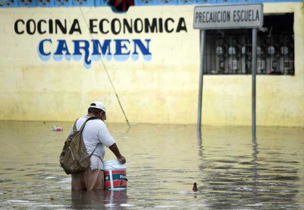 Heavy rain hits Cancun