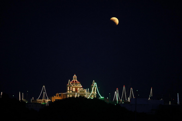 Total lunar eclipse turns the moon red