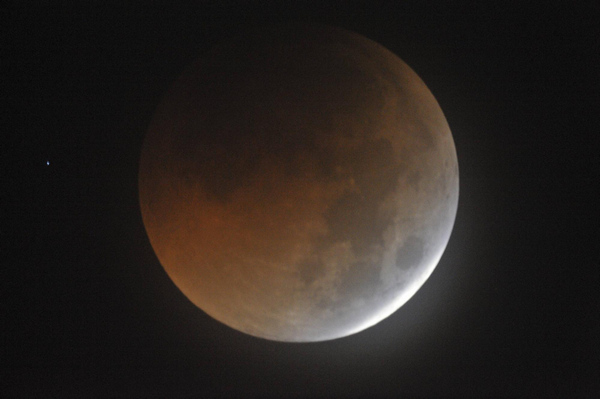 Total lunar eclipse turns the moon red