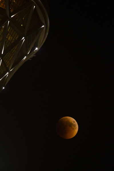 Total lunar eclipse turns the moon red