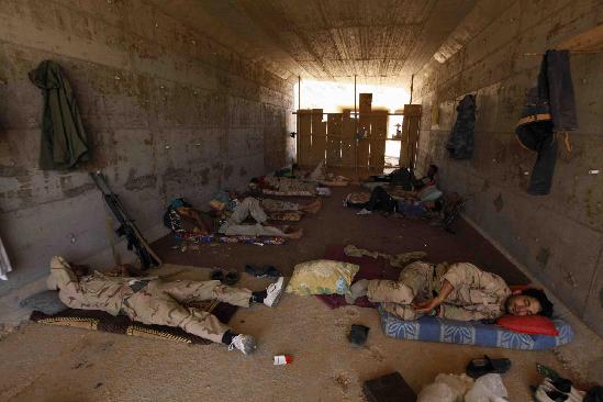 Gadhafi can stay in Libya if he quits: rebel chief