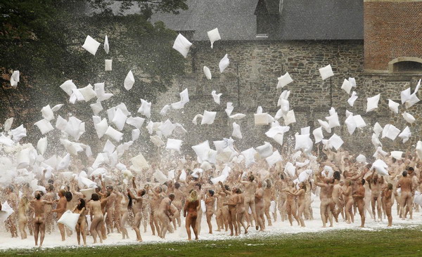 800 volunteer for a pillow battle in Gaasbeek