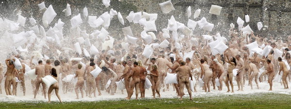 800 volunteer for a pillow battle in Gaasbeek