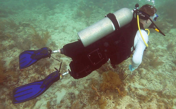 US injured soldier receives underwater therapy