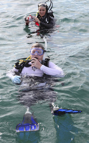 US injured soldier receives underwater therapy