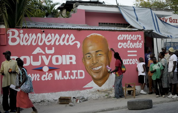 Crowd throws bottles, rocks at Haiti prez