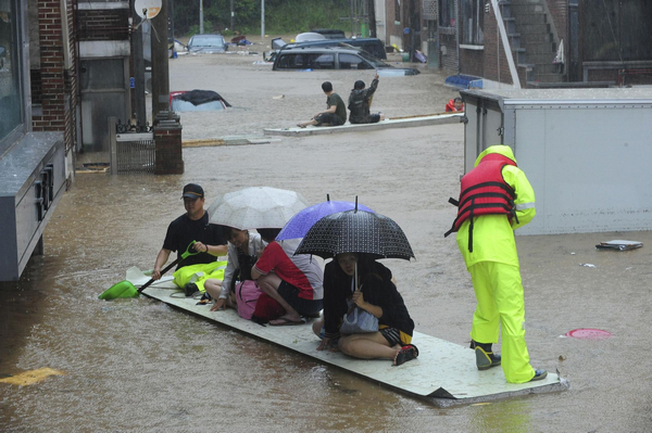 Landslide, flash floods hit S.Korea, 32 dead