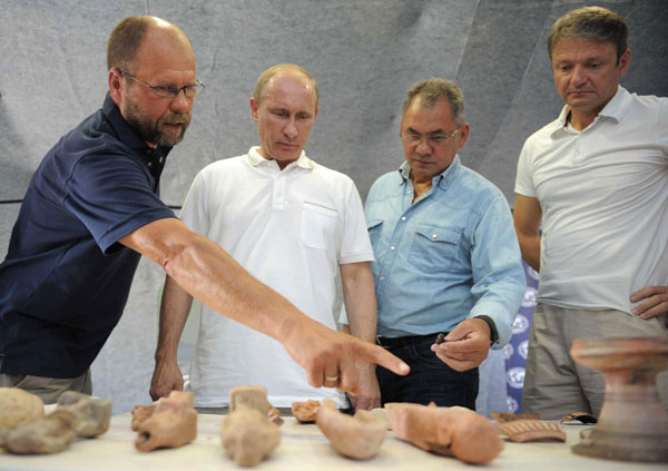 Versatile Putin dives to recover relics